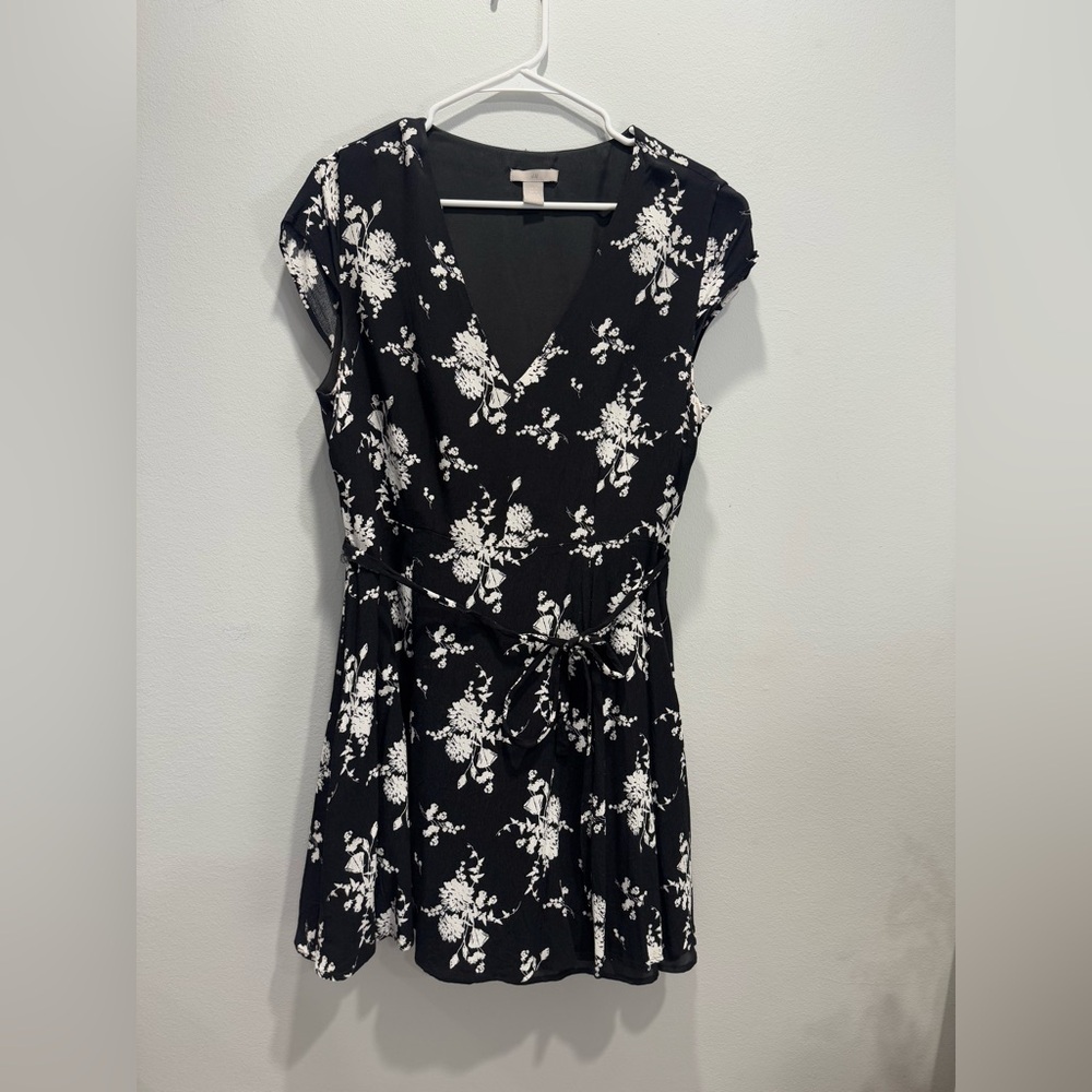 H&M Women’s Crêpe dress V-neck Short sleeve Black/Floral Size: 12
